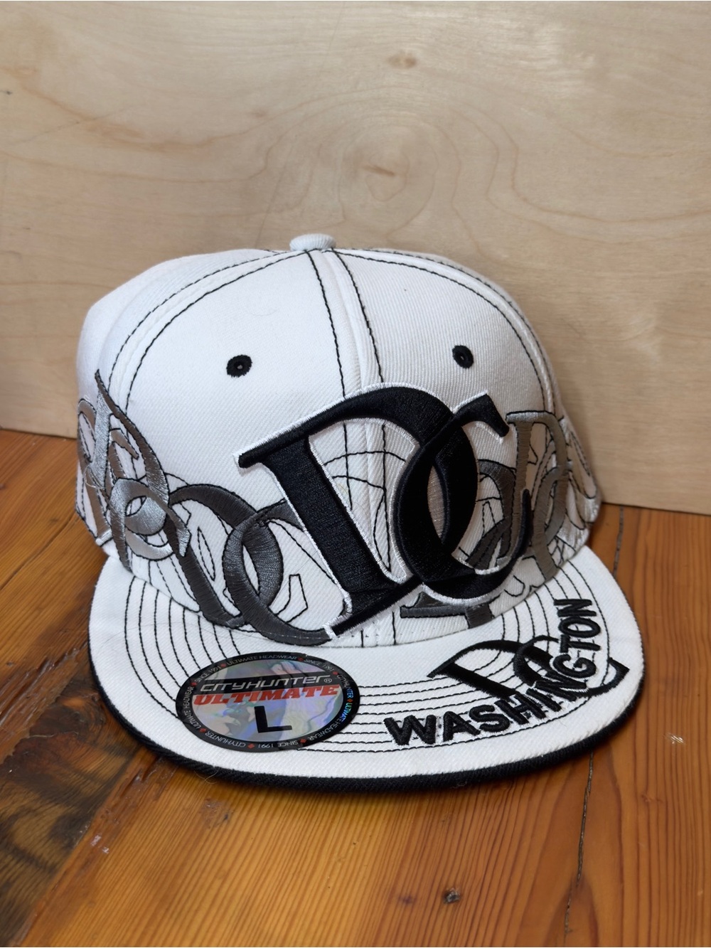City hunters ' Snapback Hat with Embroidered DC Logo